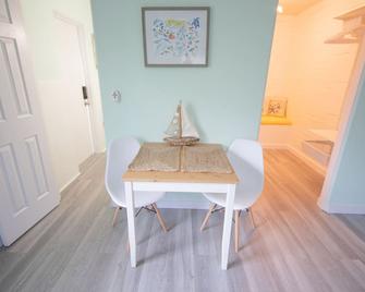 The Cozy Beach Suite Of Sunny Sarasota! - Sarasota - Comedor