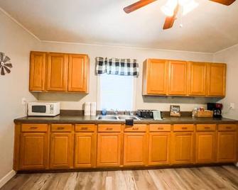 Cozy Serene home off 55 Queen Bed Smart TVs Wi-Fi - Pevely - Cocina