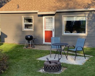 2BR Cozy Cabin Crystal Lake private beach 15 to min Crystal Mtn. EZ ice fishing - Beulah - Patio