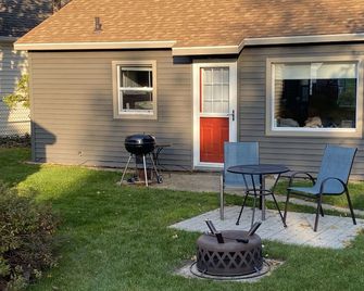2BR Cozy Cabin Crystal Lake private beach 15 to min Crystal Mtn. EZ ice fishing - Beulah - Patio