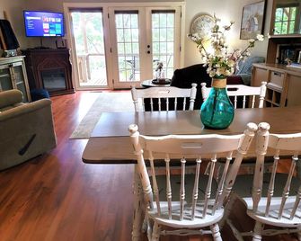 2br/2.5ba Condo W/Shaded Balcony, Pool Steps Away, Lake Access Minutes Away - Fairfield Bay - Dining room