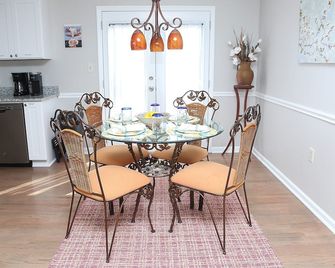 Welcome to Harmony House with newly added firepit! - Dallas - Comedor