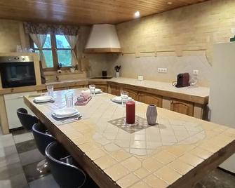 Near to Budapest. Near to the airport. Family-sized apartment. Quiet environment - Vecsés - Salle à manger