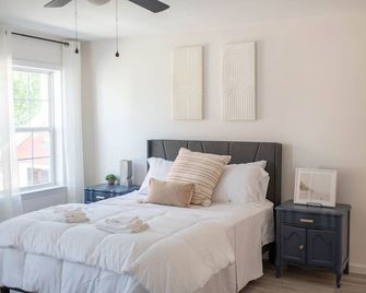 Downtown Alex Bay home- Newly Renovated! - Alexandria Bay - Slaapkamer