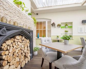 The Highworth Hotel - Swindon - Patio