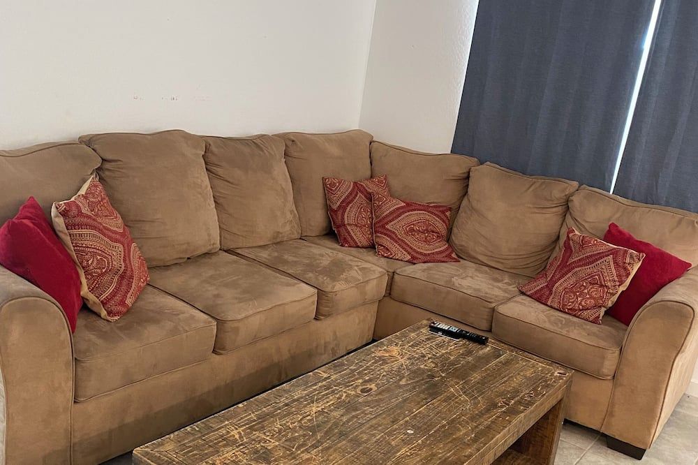 Luxurious 4-bedroom house in West Phoenix Close to West Gate and Phoenix Raceway - טולסון - סלון