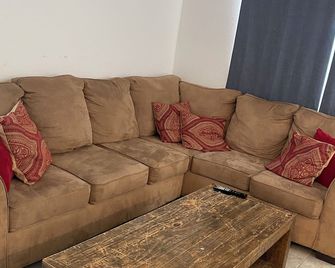 Luxurious 4-bedroom house in West Phoenix Close to West Gate and Phoenix Raceway - טולסון - סלון