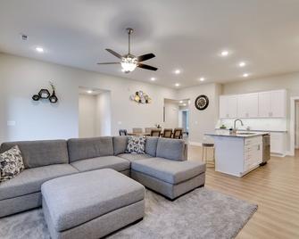 Charming Ozark Abode with Yard and Pool Access - Ozark - Huiskamer