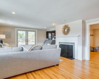 Cape Cod Family Home with Community Beach Access - 伯恩 - 客廳