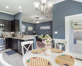 The Island House 3 bedroom 2 bathroom oasis with all of the comforts of home. - Bossier City