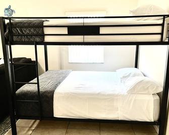 FREE Heated Pool, Weber Gas Grill, 3 miles to the beach! - ווסט פאלם ביץ' - חדר שינה