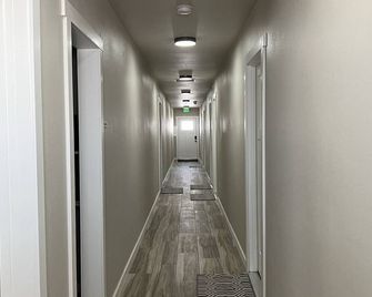 Safe Clean Room w/ AC + TV Wi-Fi Downtown by Lakes - 모시락 - 복도