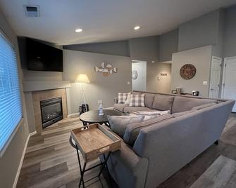 Comfortable home near Outlets, Wineries and Tulip Festival - Woodburn - Living room