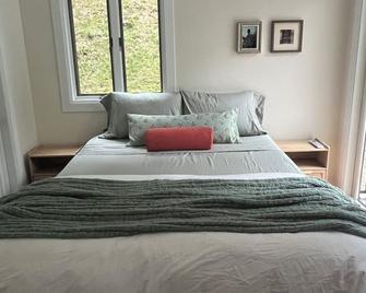 Berkshires Summer Chalet w/ Pool + Private Hiking Trails - Great Barrington - Schlafzimmer