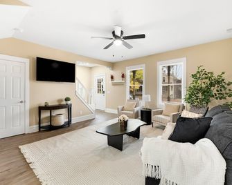 Trendy 2-bedroom house in downtown Fort Wayne - Fort Wayne - Living room