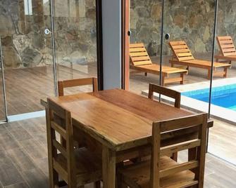 Spacious 3-bedroom and 2 bathroom home with private pool and patio and free Wi-Fi - 말라 - 다이닝룸