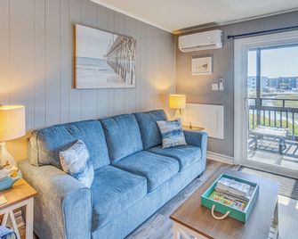 Bbq Ready And Beach Access Myrtle Beach Getaway - Myrtle Beach - Living room