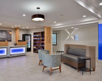 Holiday Inn Express & Suites North Kansas City By IHG - North Kansas City - Front desk