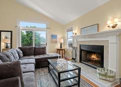 Exceptional August rental one block from beach! - Fairfield - Living room