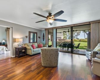 Quiet and Peaceful Getaway on the Ground Floor and a short walk to the pool ! - Waikoloa Village - Wohnzimmer
