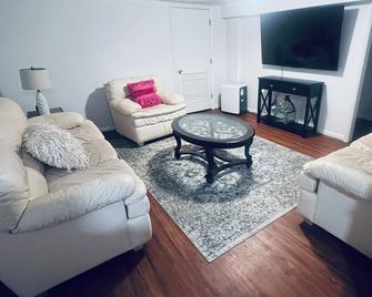 Well kept, clean, one bedroom guest suite in charming Cumberland MD - Cumberland - Huiskamer