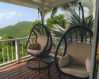 Modern 1 bed guesthouse with pool and ocean view - Marigot Bay - Balcony