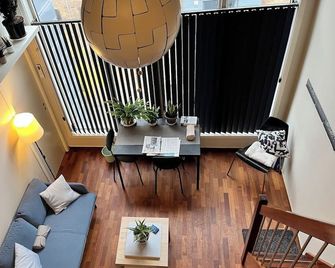 Charming large room -BnB- with balcony in wonderful Stavanger Center - Stavanger - Wohnzimmer