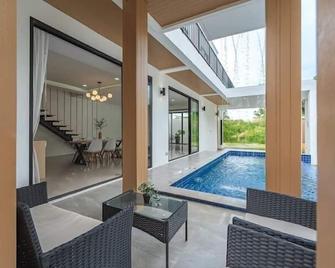 V149 La bella villa Brand New Fully Luxury - Пхукет - Басейн