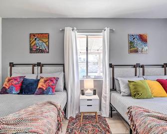 Cali Desert Oasis w/ Hot Tub + Mtn Views! - Twentynine Palms - Slaapkamer