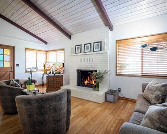 Escape the City. - Santa Ynez - Living room