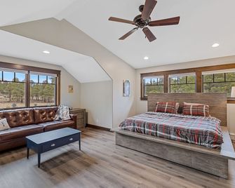 Secluded Flagstaff Cabin Getaway and Guesthouse (Sleeps 20) - Flagstaff - Bedroom
