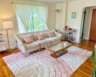 Cozy, Private Loft 15 min away from Downtown Detroit - Grosse Pointe Park - Living room