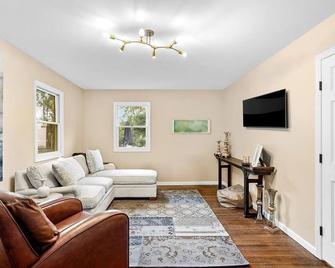 Charming 2-bedroom cottage with WiFi, AC and Parking spot Huntington - Huntington - Sala de estar