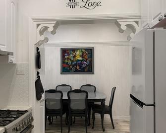 Gateway to Geelong! Inda's Place is your second home - Geelong - Dining room
