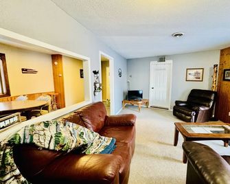 E Devils Lake on US 2 - Townhouse 1/4 mile boat ramp & bar/grill that sleeps 6! - Devils Lake
