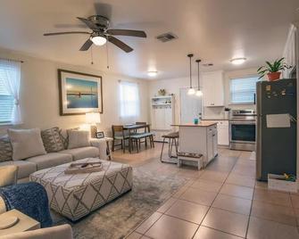 2bd-2ba Adorable Home w Yard in Gentilly - New Orleans - Ruang tamu