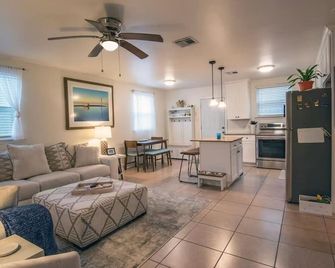 2bd-2ba Adorable Home w Yard in Gentilly - ניו אורלינס - סלון