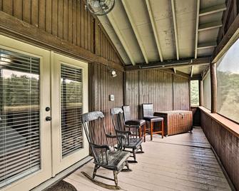 1950s Serenity Pond Cabin with View Peace and Quiet! - Talladega - Balcony