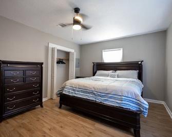 Downtown sulphur getaway - Sulphur - Bedroom