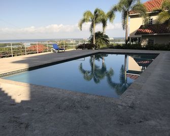 2 Bedrooms Panoramic Seaview Condo Villa - Montego Bay - Piscina