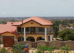 Becky's Bed & Breakfast (Room 2) - Accra - Building