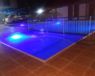 Family friendly,calm environment - Tema - Piscine