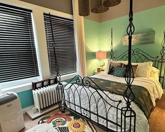 Peacock Suite at historic 123 South Washington - Saint Croix Falls - Bedroom