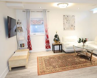 Up Class Business-Family Retreat! - East Gwillimbury - Sala de estar