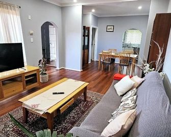 Quiet & Clean 2br House Stay - Nollamara - Wohnzimmer