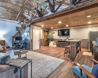 The Woodsy Retreat - Smithville - Living room