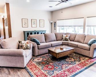 Quiet, large ranch style home close downtown. Completely remodeled. - Bedford - Living room