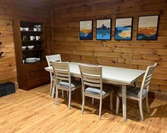 Cedar Cabin With Stunning View Sleeps 4+ - Russellville - Dining room