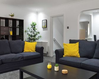 3 bedroom accommodation in Southport - Southport - Living room