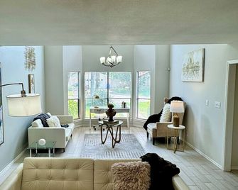 Golf Country Club Townhouse 3 bed 2.5 Bath Modern Residence 2 car garage & Patio - Harlingen - Huiskamer